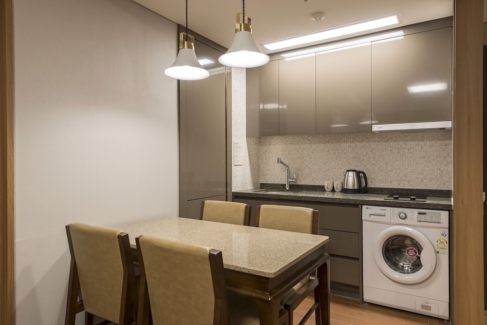 객실 내 식사 공간