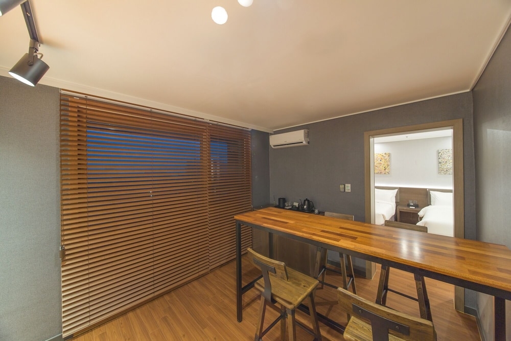 객실 내 식사 공간