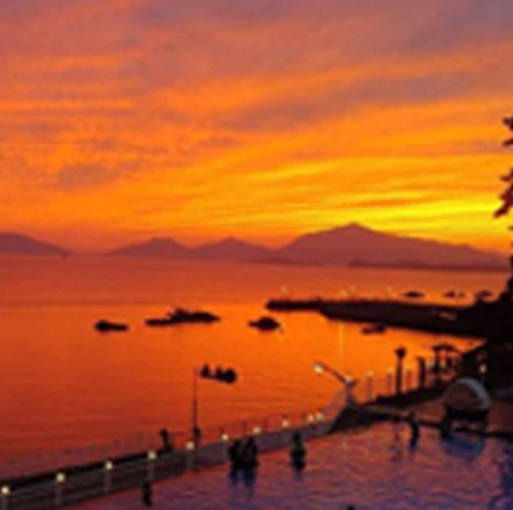 숙박 시설 정면 - 저녁/밤