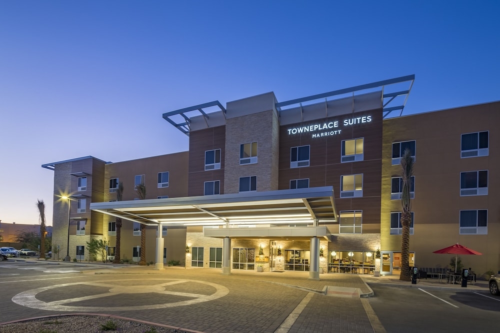 숙박 시설 정면 - 저녁/밤