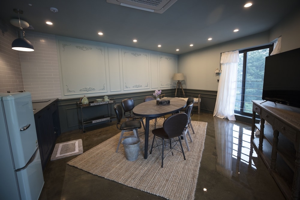 객실 내 식사 공간