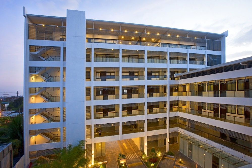 숙박 시설 정면 - 저녁/밤