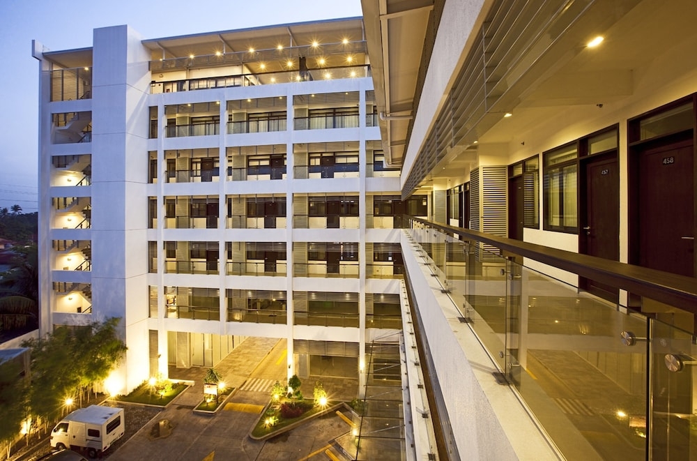 숙박 시설 정면 - 저녁/밤