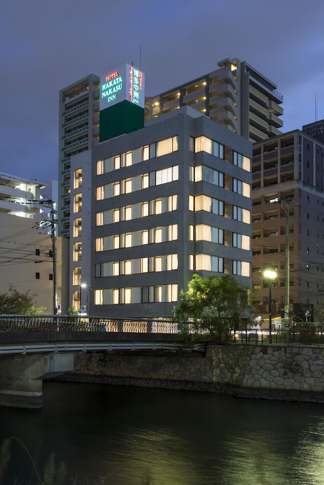 숙박 시설 정면 - 저녁/밤