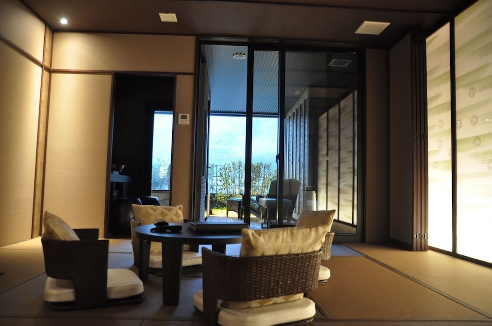 객실 내 식사 공간