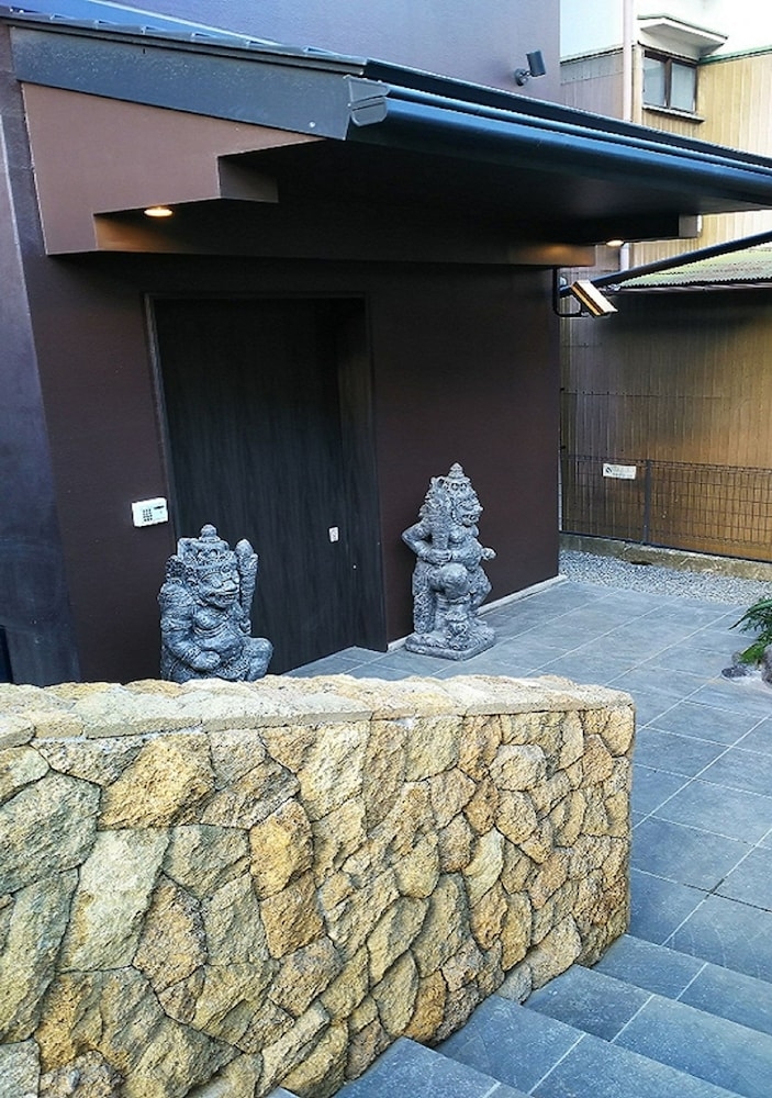 숙박 시설 입구