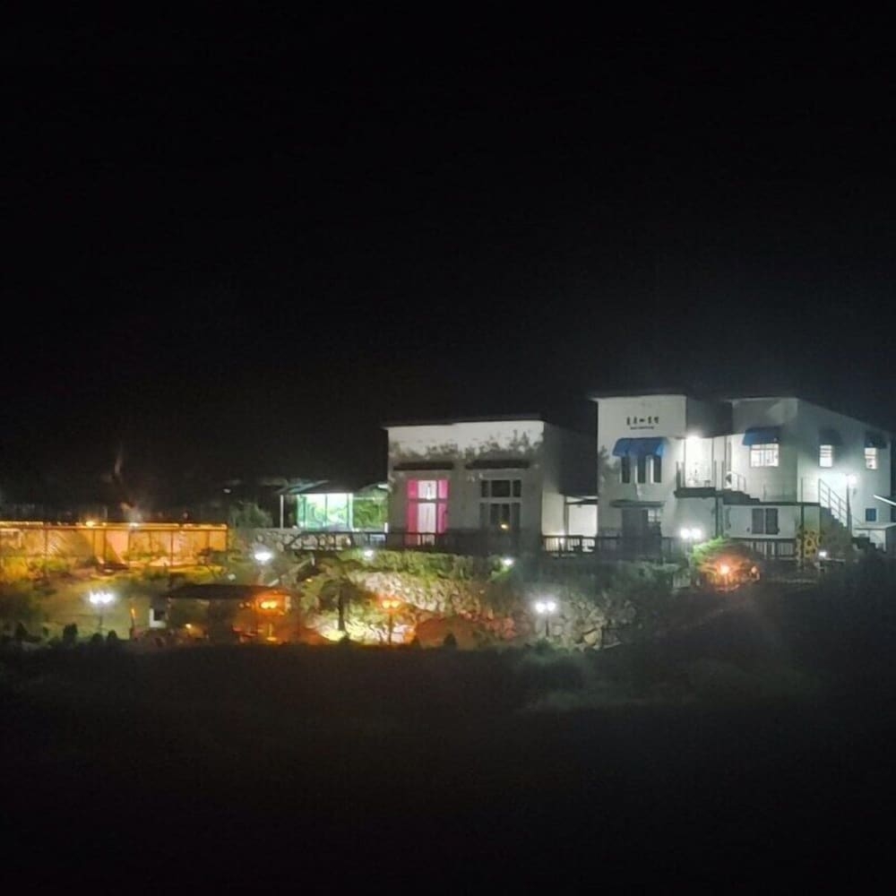 숙박 시설 정면 - 저녁/밤