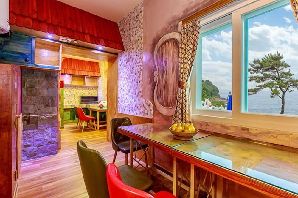 객실 내 식사 공간