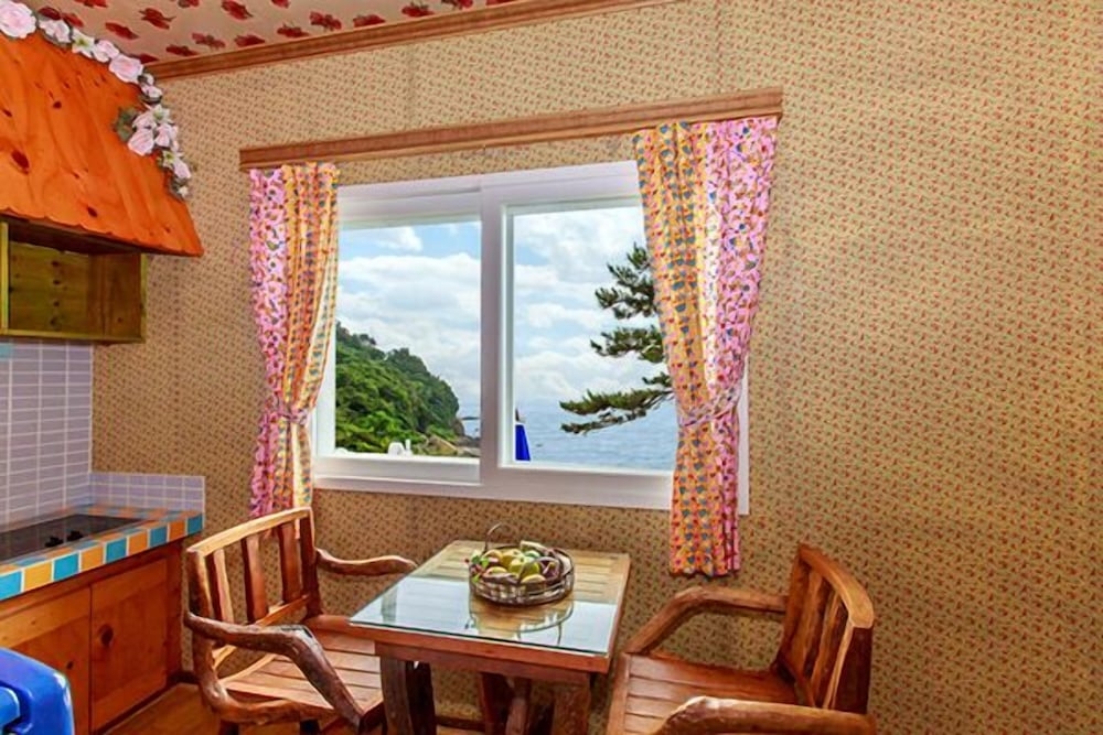 객실 내 식사 공간