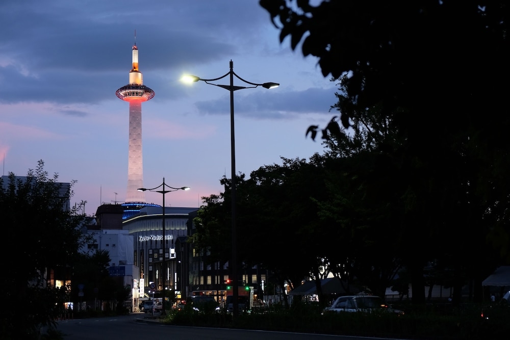 숙박 시설 정면 - 저녁/밤