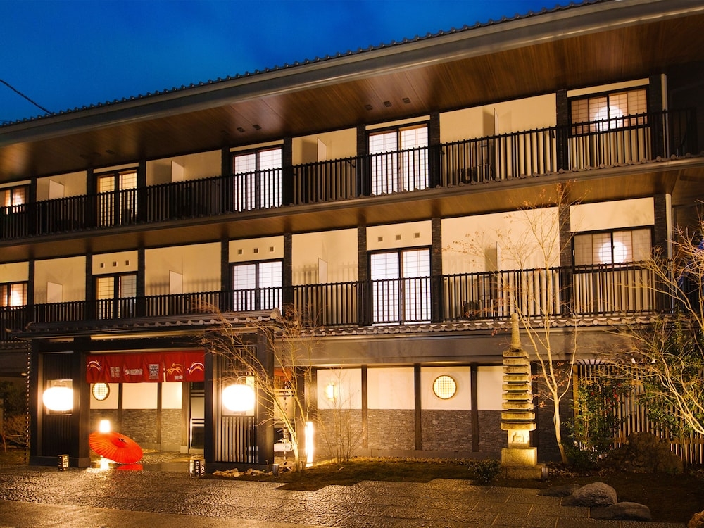 숙박 시설 정면 - 저녁/밤