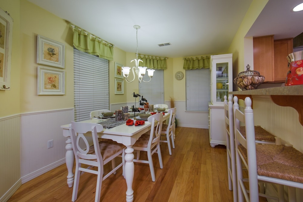 객실 내 식사 공간