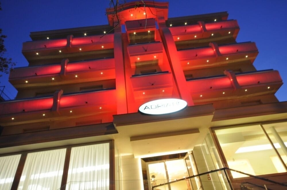 숙박 시설 정면 - 저녁/밤