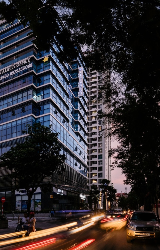 숙박 시설 정면 - 저녁/밤