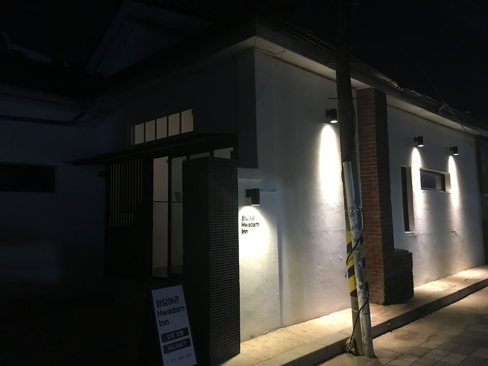 숙박 시설 정면 - 저녁/밤