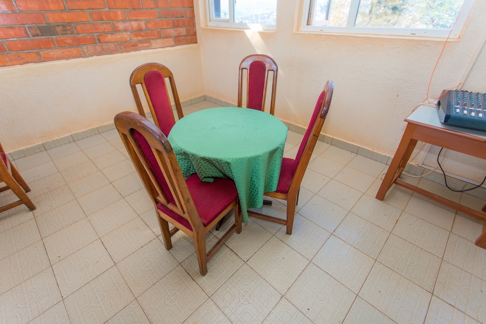 객실 내 식사 공간