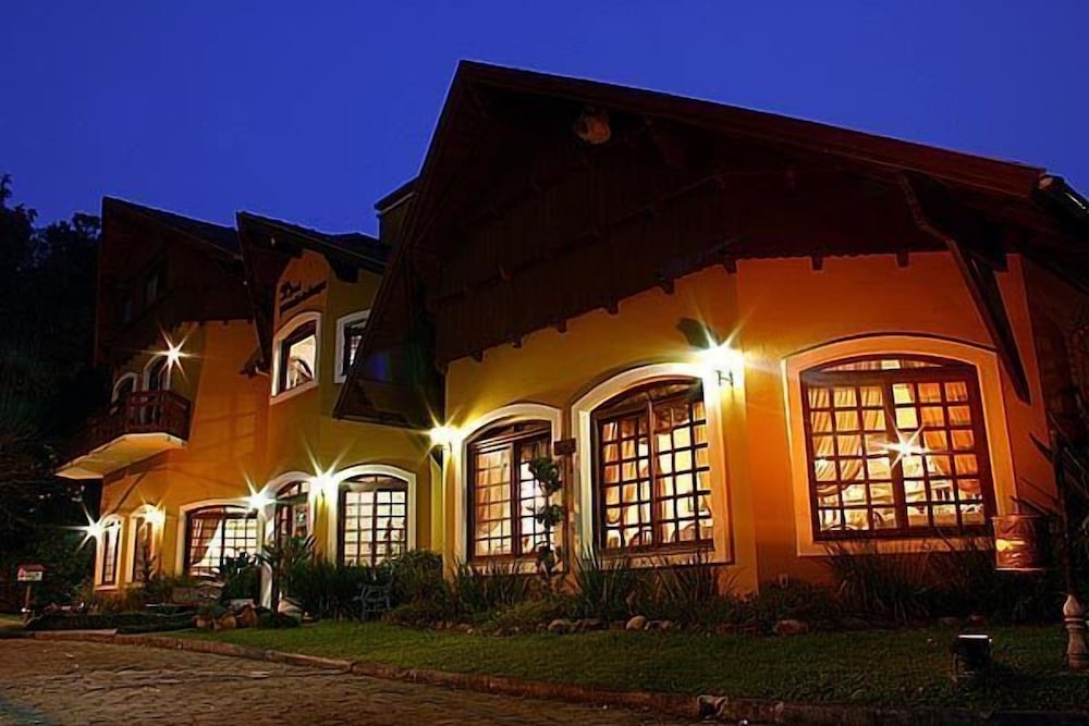 숙박 시설 정면 - 저녁/밤