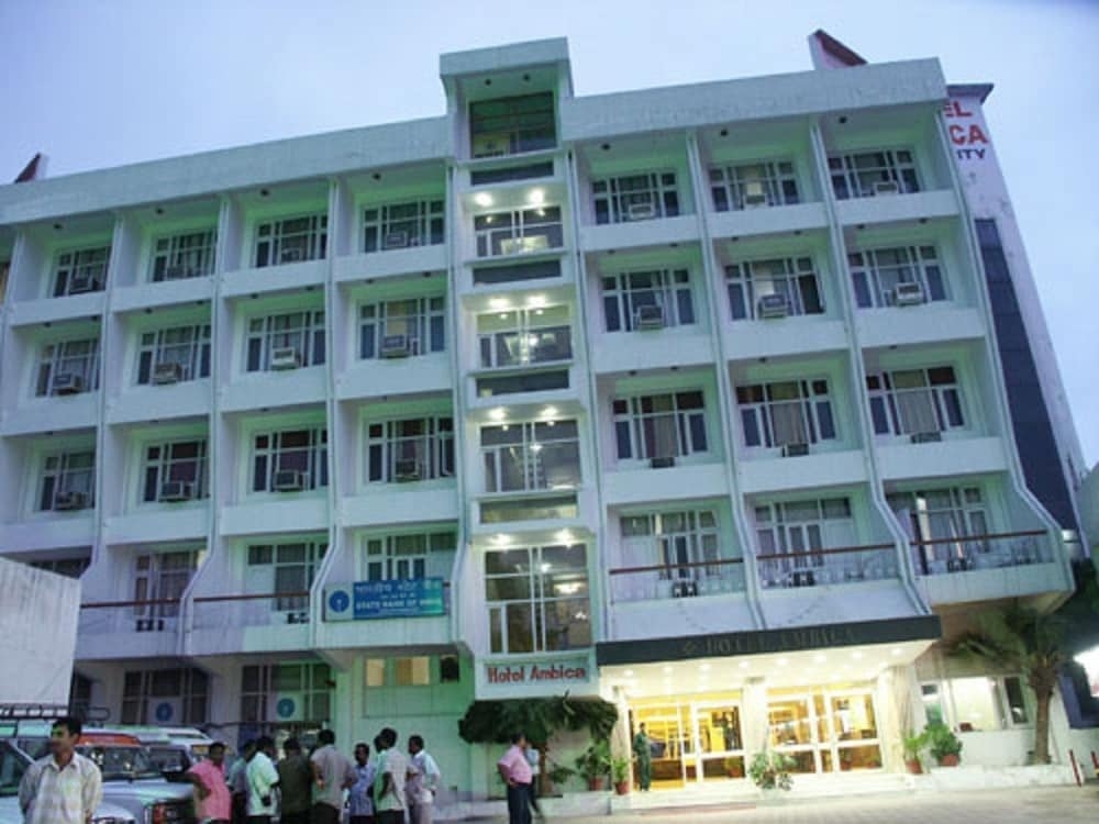 숙박 시설 정면 - 저녁/밤