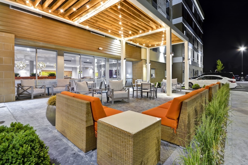 숙박 시설 정면 - 저녁/밤