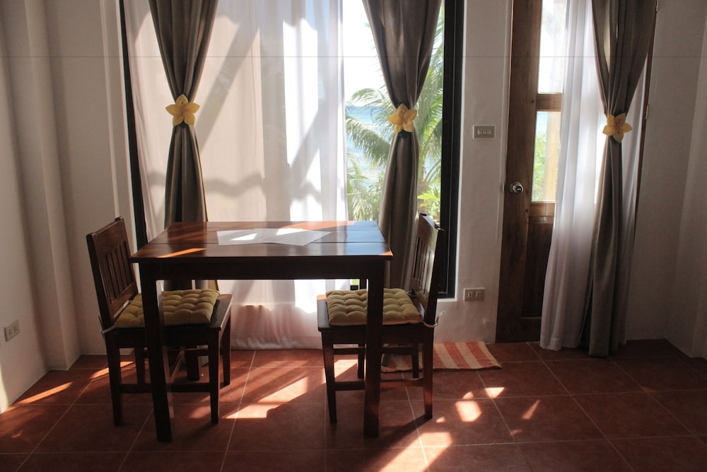 객실 내 식사 공간