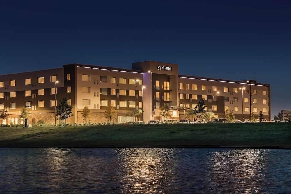 숙박 시설 정면 - 저녁/밤