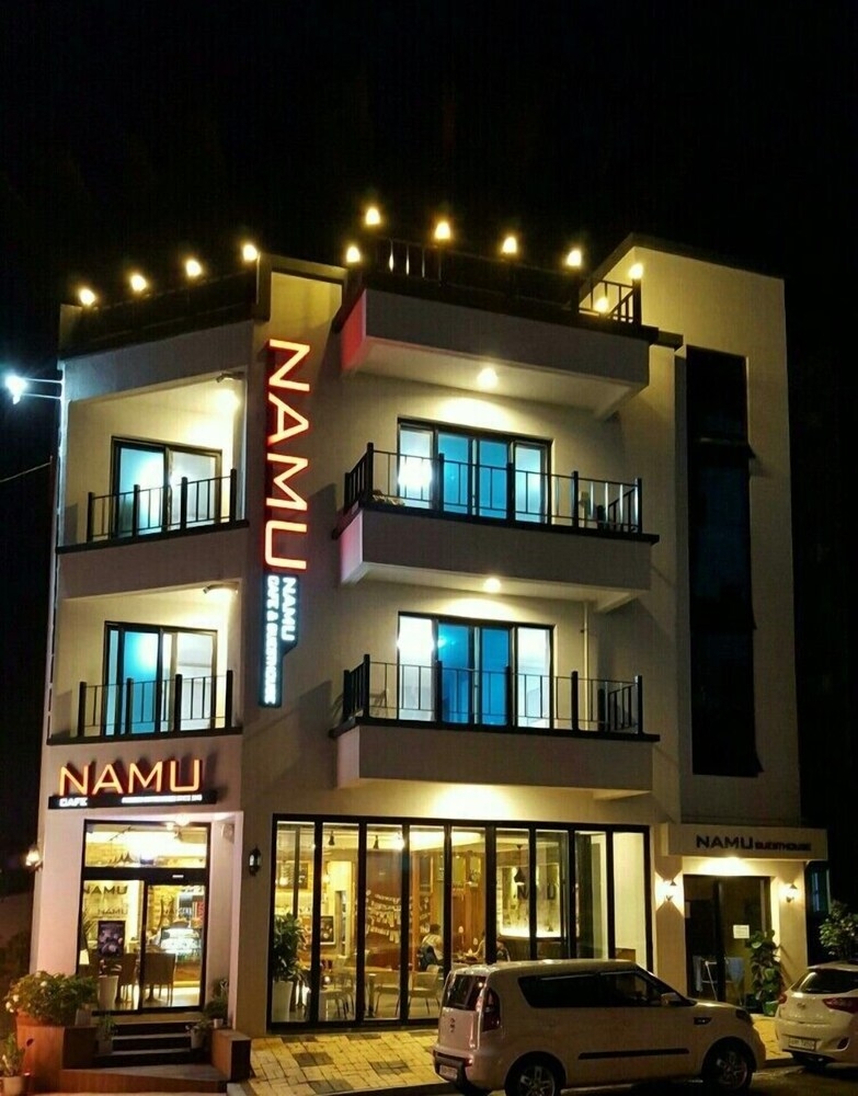 숙박 시설 정면 - 저녁/밤