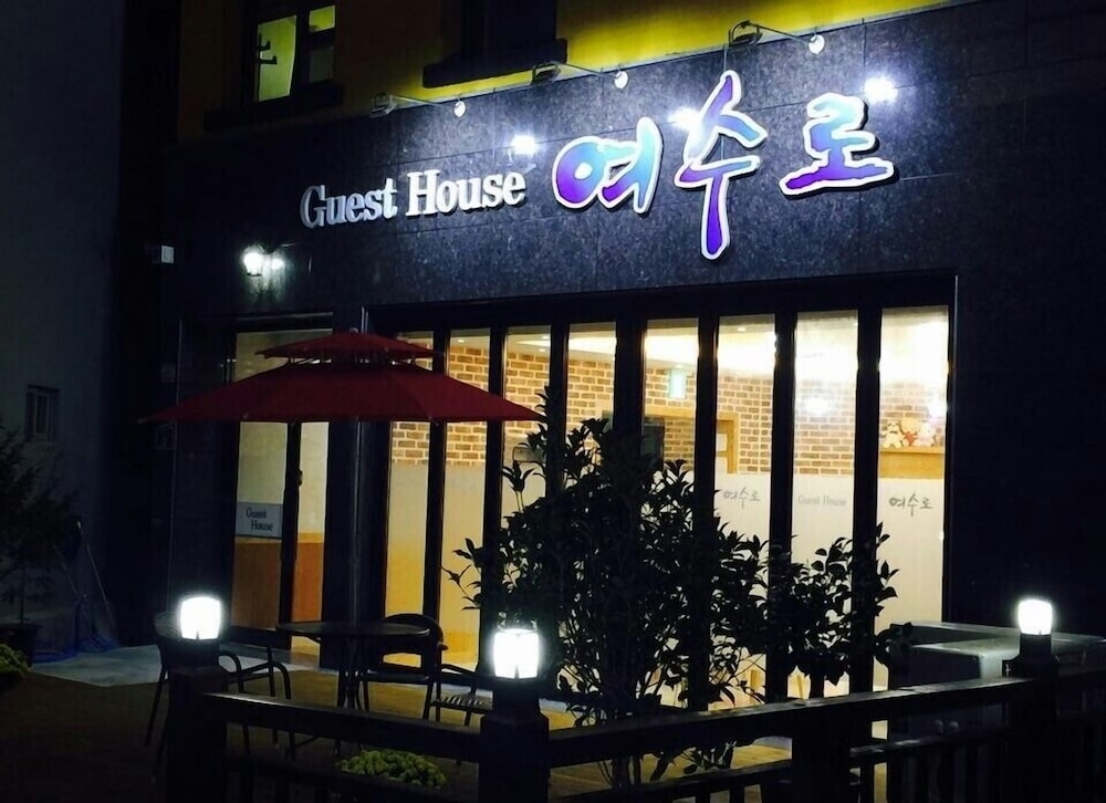 숙박 시설 정면 - 저녁/밤