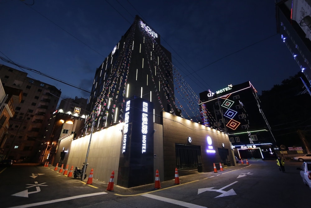 숙박 시설 정면 - 저녁/밤