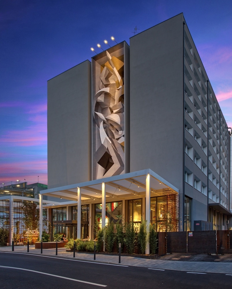 숙박 시설 정면 - 저녁/밤