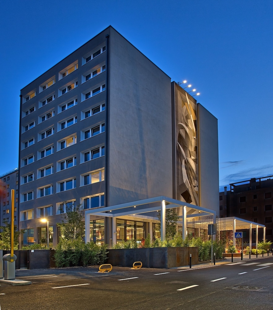 숙박 시설 정면 - 저녁/밤