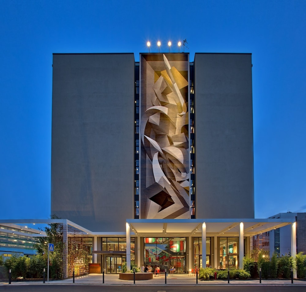 숙박 시설 정면 - 저녁/밤