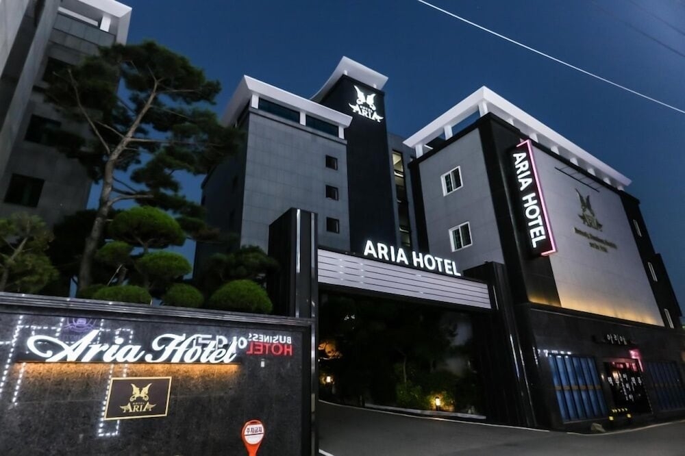 숙박 시설 정면 - 저녁/밤