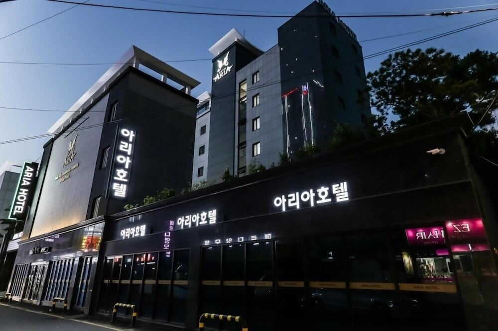 숙박 시설 정면 - 저녁/밤