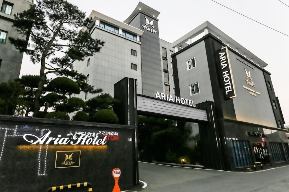 숙박 시설 정면 - 저녁/밤