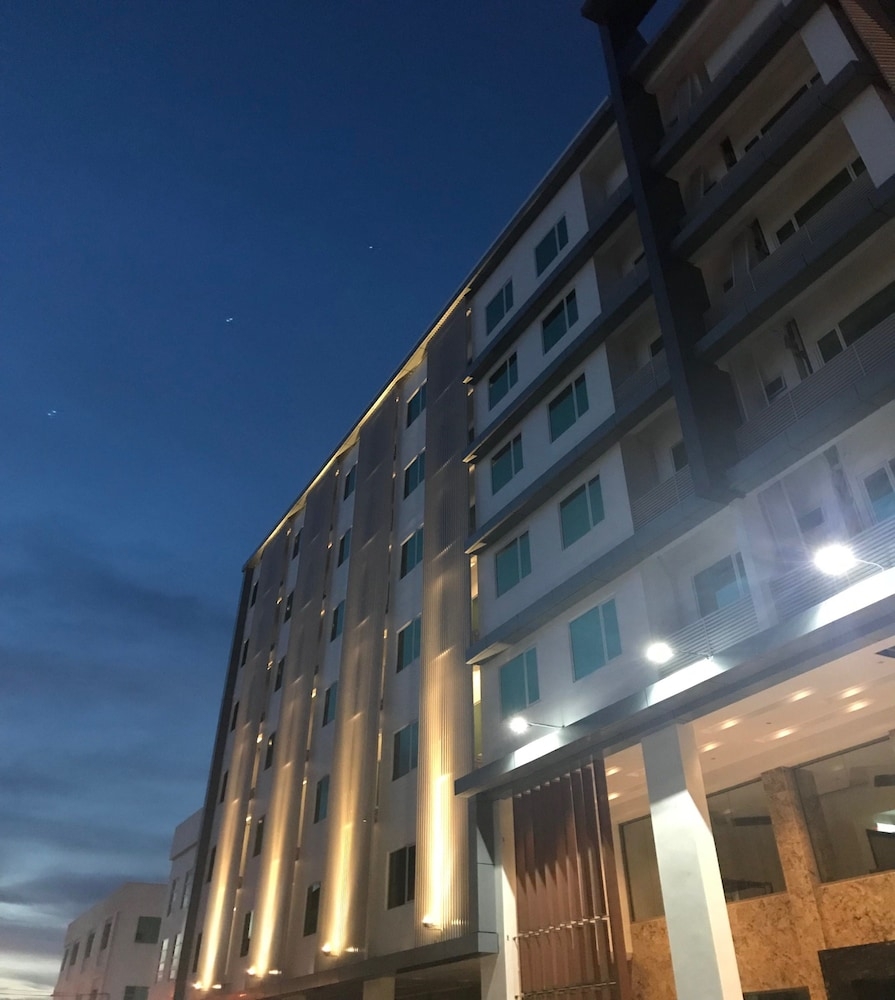 숙박 시설 정면 - 저녁/밤