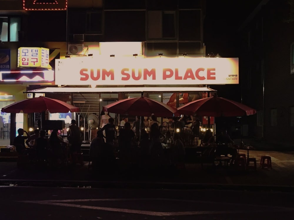 숙박 시설 정면 - 저녁/밤