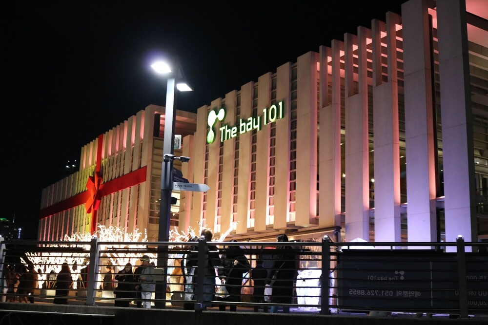 숙박 시설 정면 - 저녁/밤