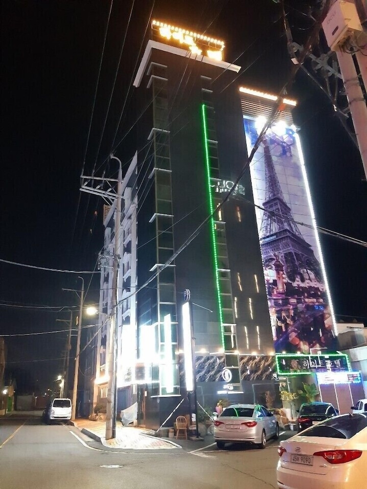 숙박 시설 정면 - 저녁/밤