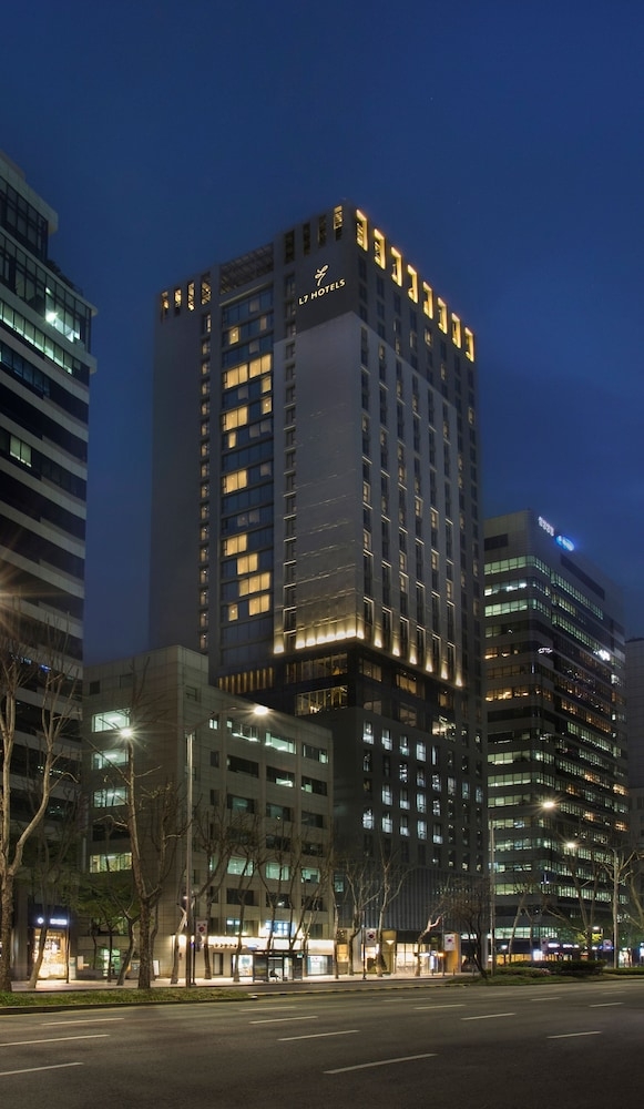 숙박 시설 정면 - 저녁/밤