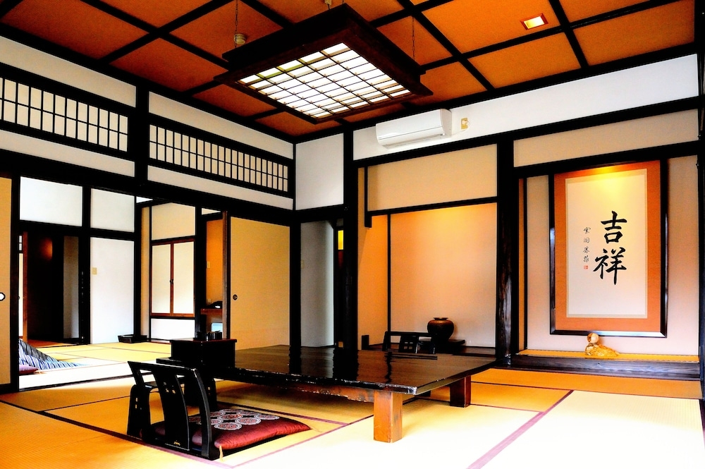 객실 내 식사 공간