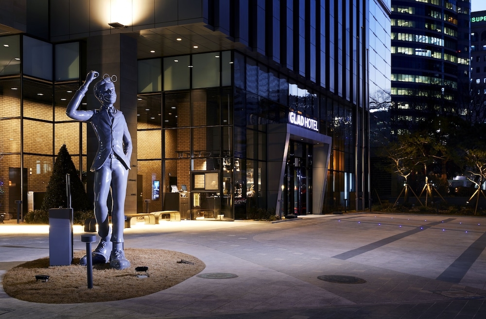 숙박 시설 정면 - 저녁/밤