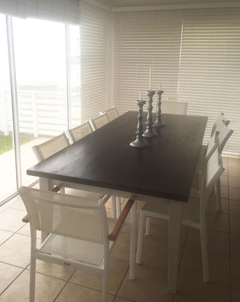 객실 내 식사 공간