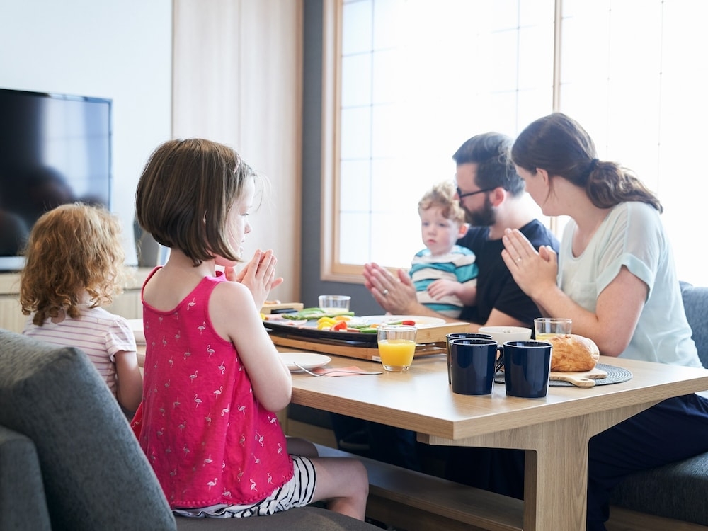 객실 내 식사 공간