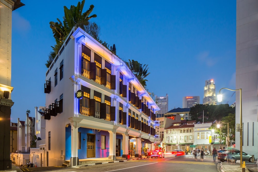 숙박 시설 정면 - 저녁/밤