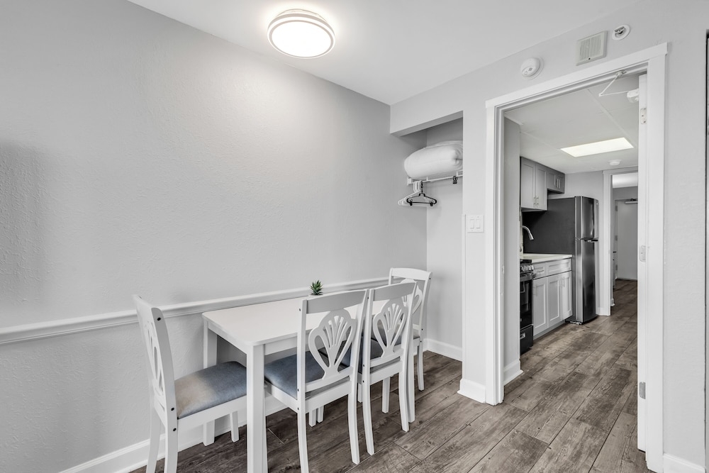 객실 내 식사 공간