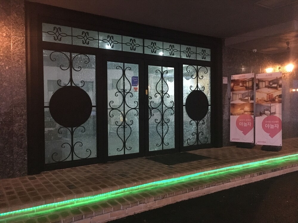 숙박 시설 입구