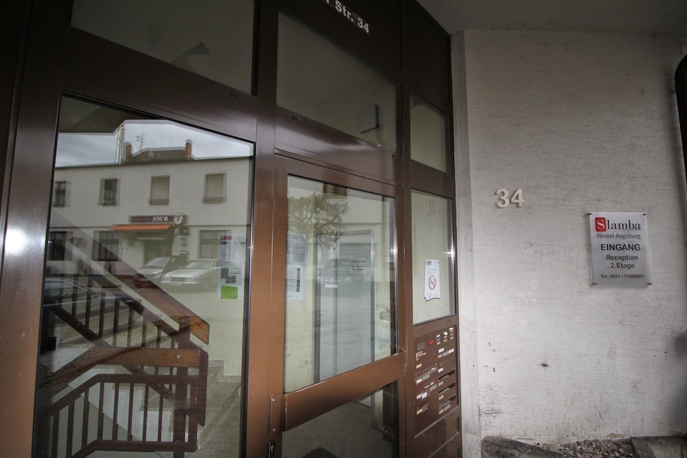 숙박 시설 입구