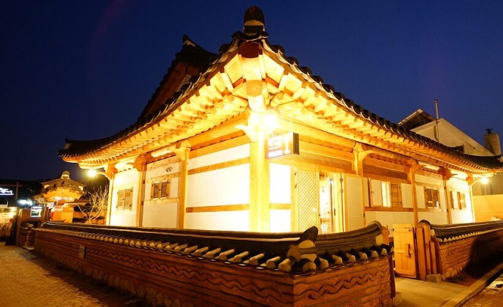 숙박 시설 정면 - 저녁/밤