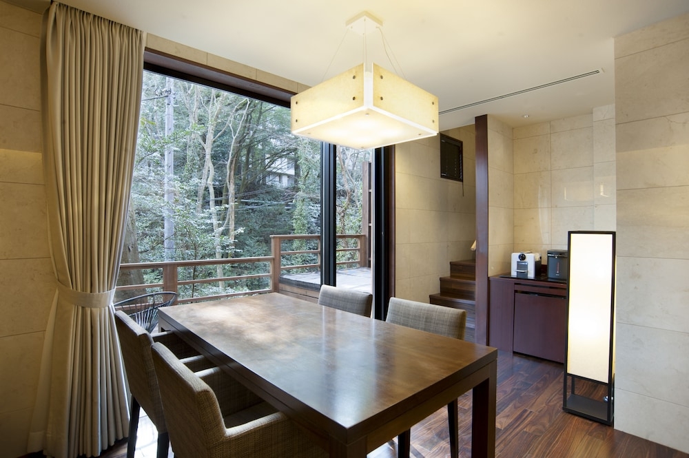 객실 내 식사 공간