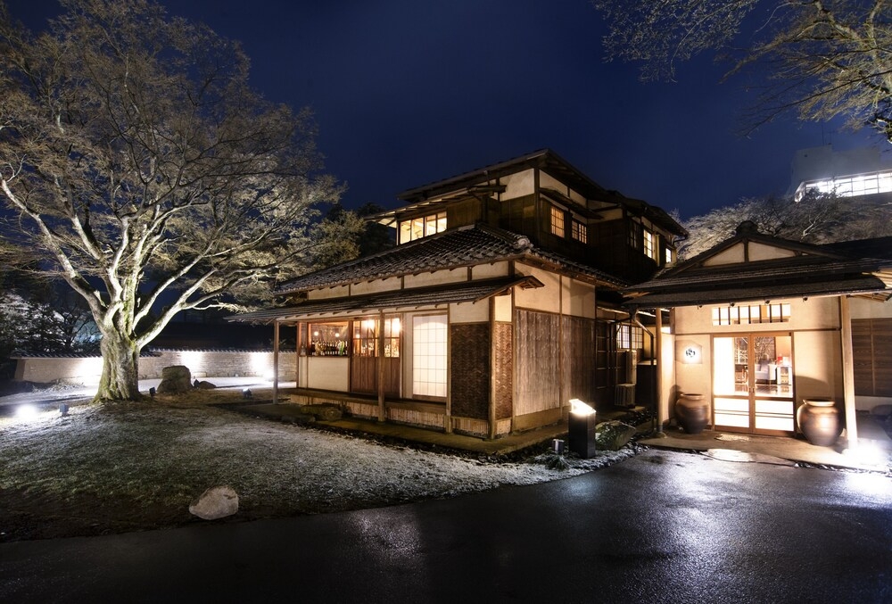 숙박 시설 정면 - 저녁/밤